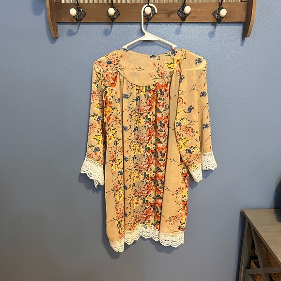 Floral top - Picture 2 of 2